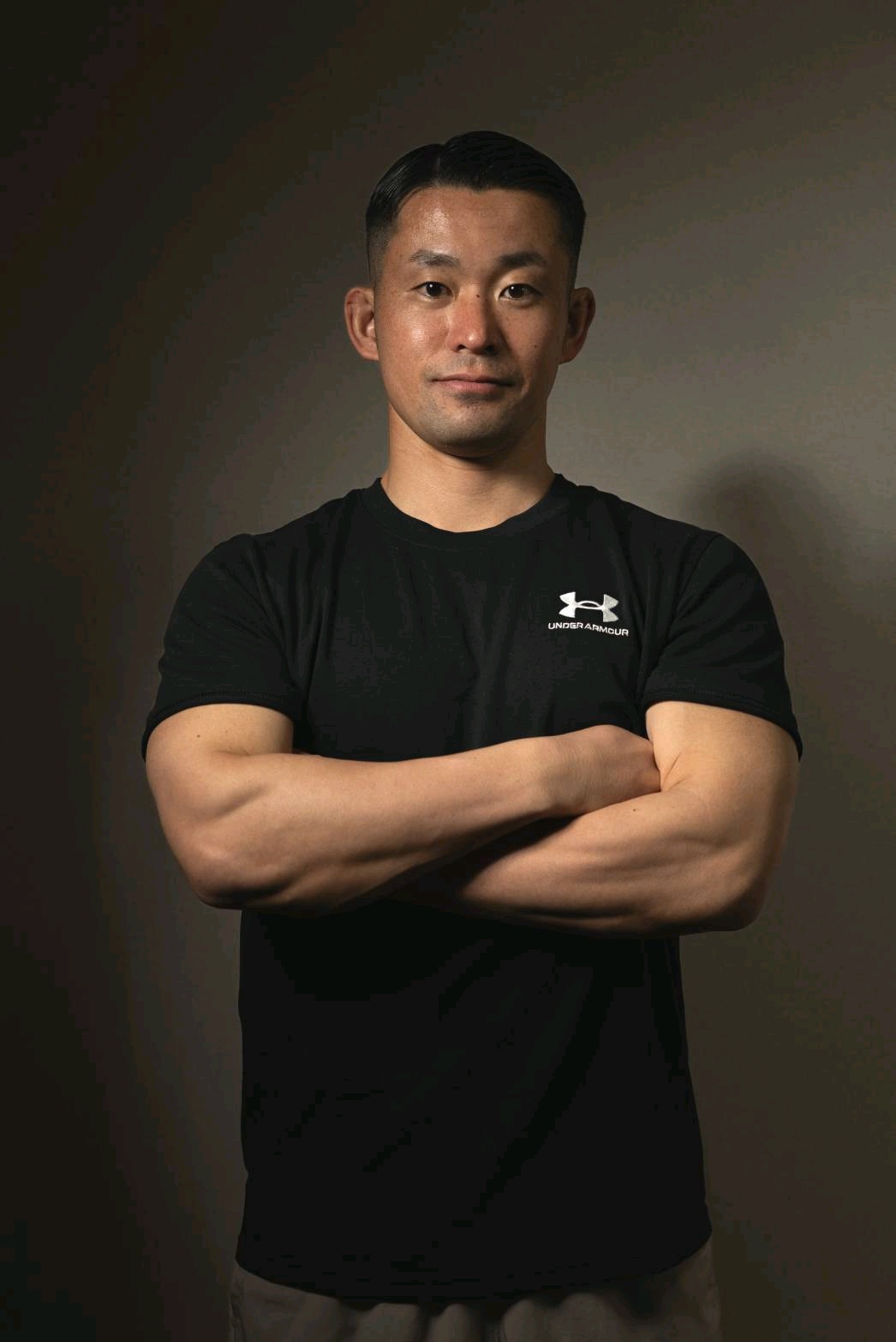 腕を組んで立つ、元陸上自衛官のパーソナルトレーナー ミッツ隊長
